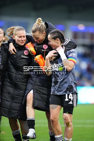 Spieler feiern gemeinsam