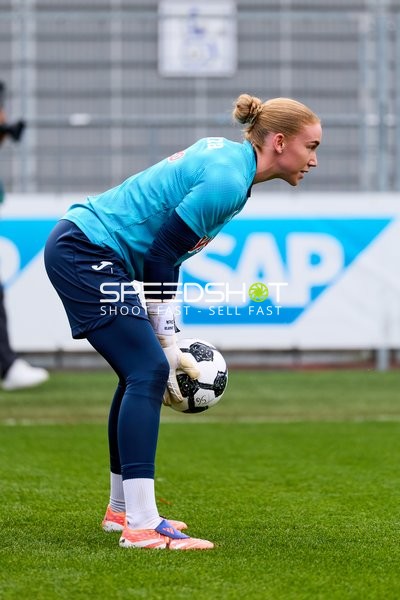 Torwart Laura Dick (1; TSG Hoffenheim Frauen) mit Ball