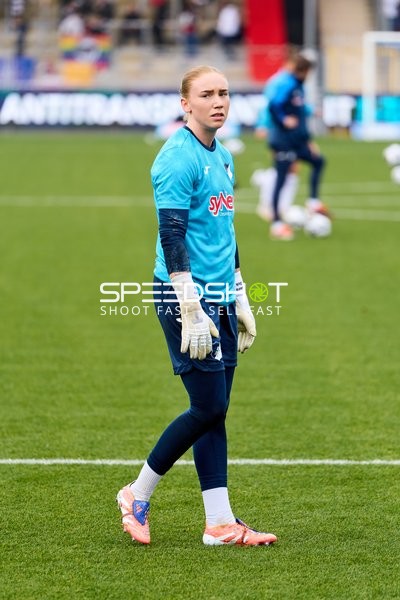 Torwart Laura Dick (1; TSG Hoffenheim Frauen) fokussiert