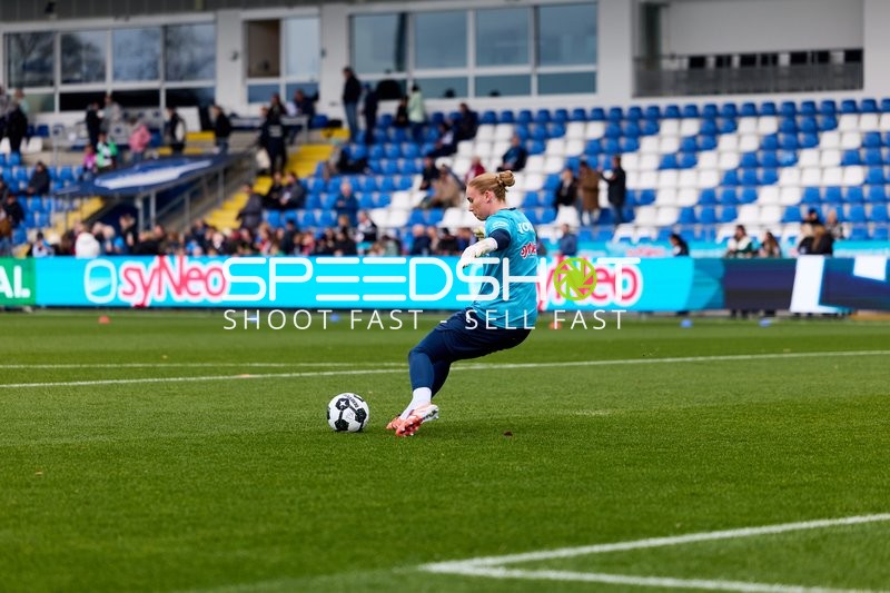 Torwart Laura Dick (1; TSG Hoffenheim Frauen) spielt Ball
