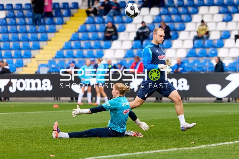 Torwart Laura Dick (1; TSG Hoffenheim Frauen) in Aktion