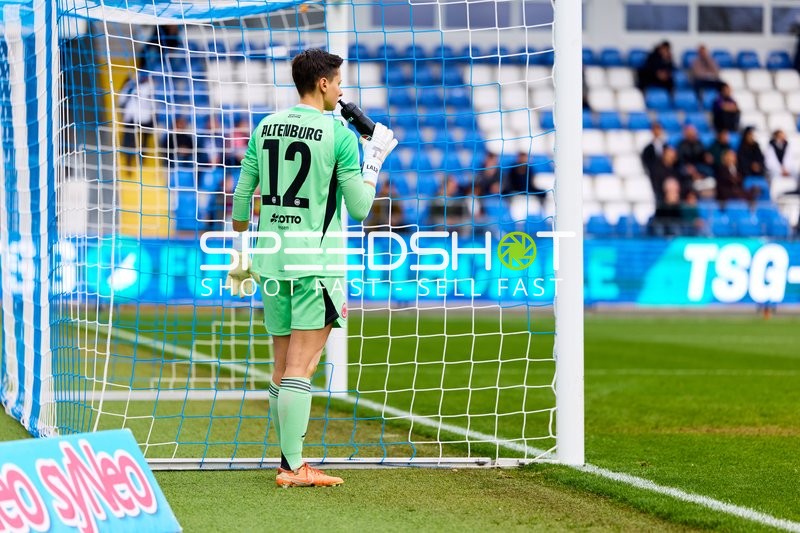 Torwart Lina Altenburg (12; Eintracht Frankfurt) in Aktion