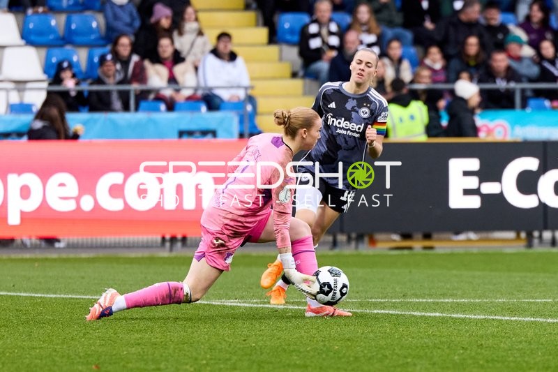 Torwart pariert Angriff