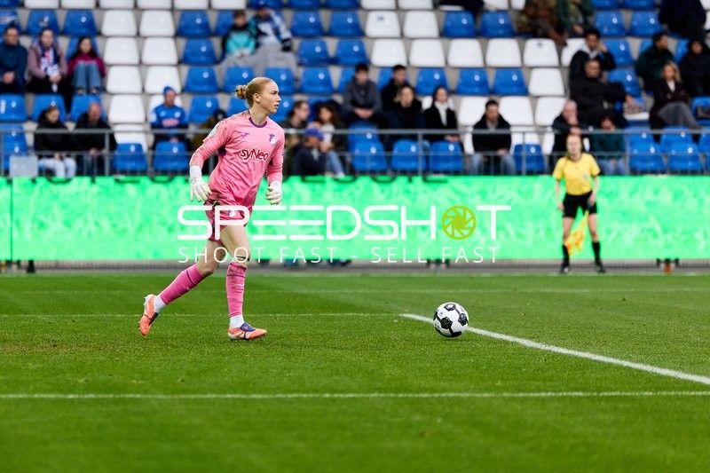 Torwart Laura Dick (1; TSG Hoffenheim Frauen) mit Ball