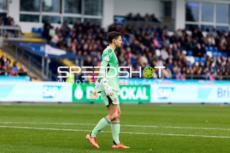 Torwart Lina Altenburg (12; Eintracht Frankfurt) in Aktion