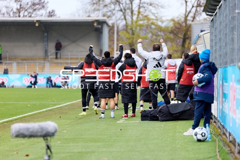 Teamfeier am Spielfeldrand