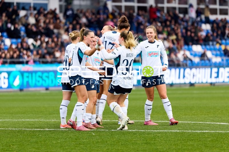 Spieler feiern gemeinsam