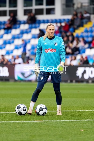 Torwart Juliane Schmid (27; TSG Hoffenheim Frauen) fokussiert