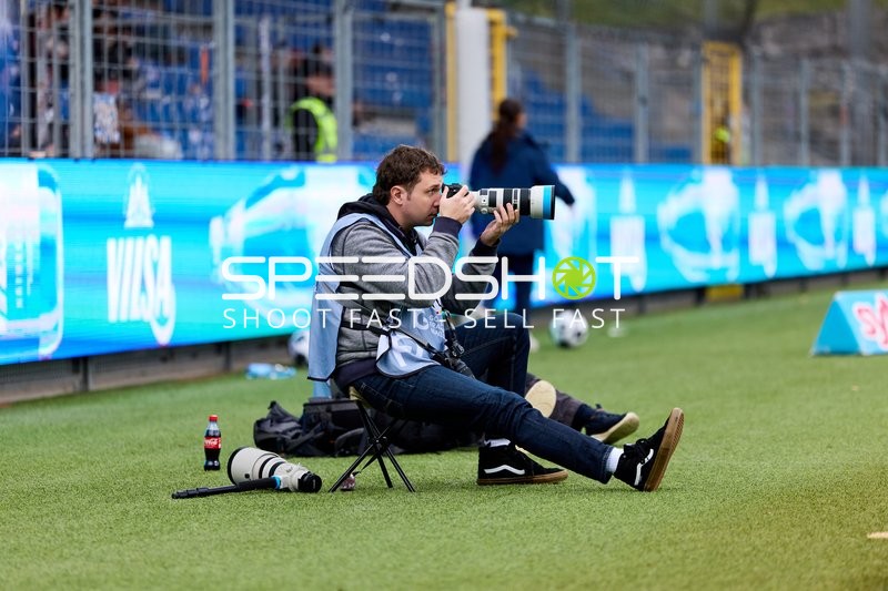 Fotograf am Spielfeldrand