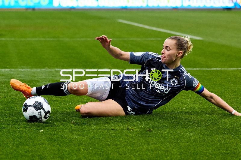 Spielerin rutscht auf Rasen