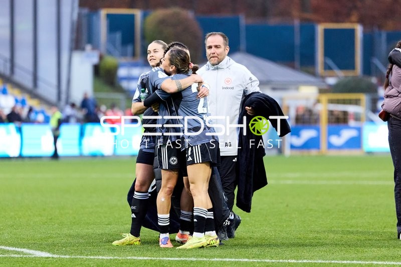 Emotionale Umarmung nach Spiel