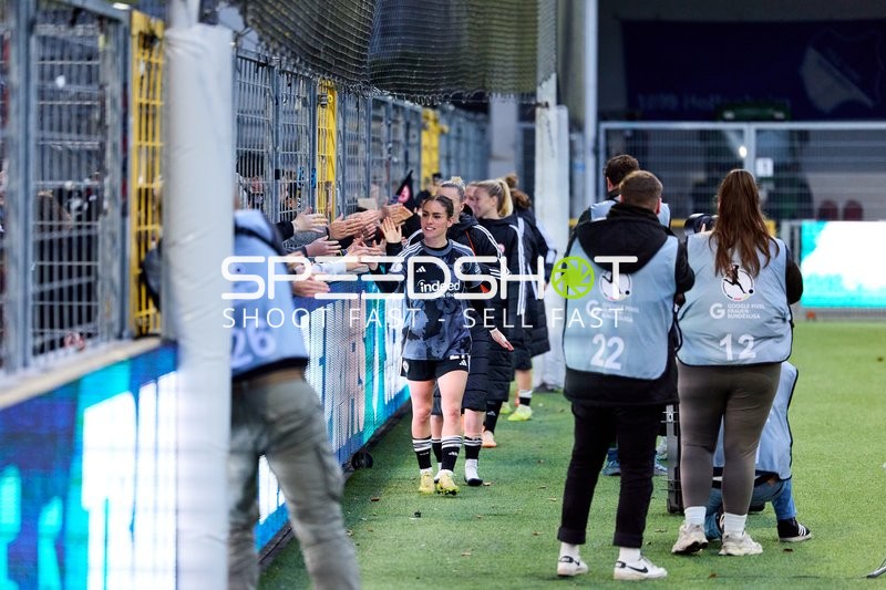 Spielerin begrüßt Fans