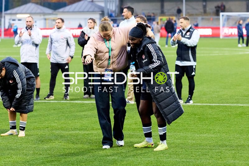 Trainer und Co-Trainer applaudieren