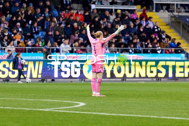 Torwart Laura Dick (1; TSG Hoffenheim Frauen) in Aktion