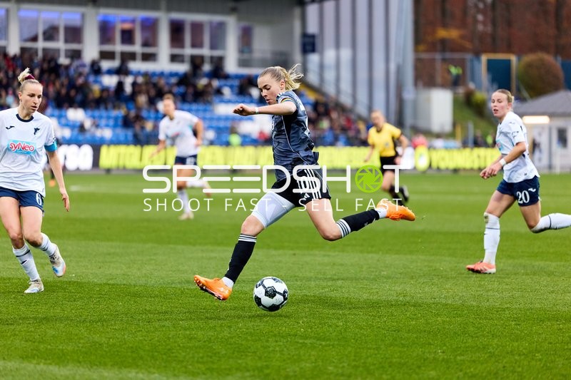 Ballaktion mit Laura Freigang (10; Eintracht Frankfurt)