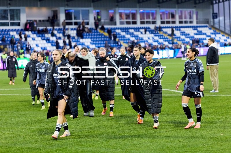 Spielerinnen verlassen Spielfeld