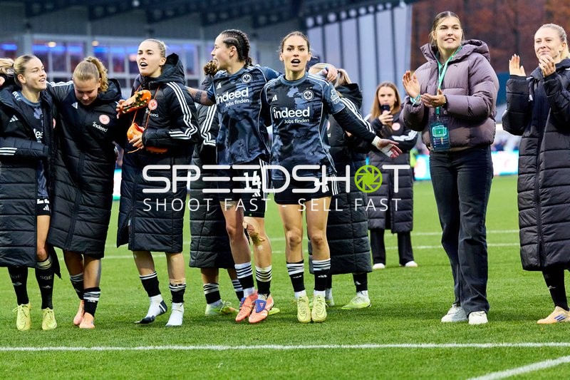 Spielerinnen applaudieren nach Spiel