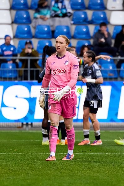 Torwart und Spielerin