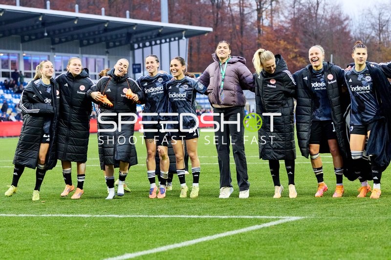 Spielerinnen feiern gemeinsam