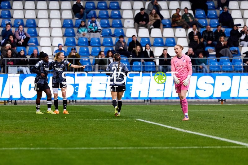 Torwart und Abwehrspielerinnen