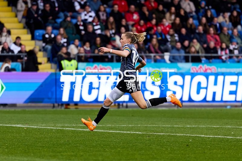 Spielerin sprintet über Feld