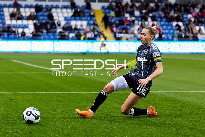 Grätsche von Laura Freigang (10; Eintracht Frankfurt)