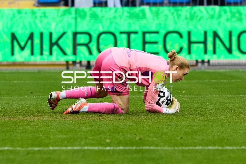 Torwart sichert Ball