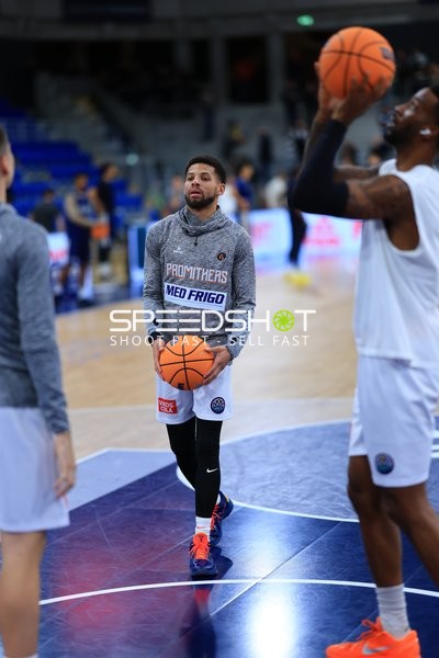 Spieler von Promitheas Patras Vikos Cola und MLP Academics Heidelberg beim Aufwärmen