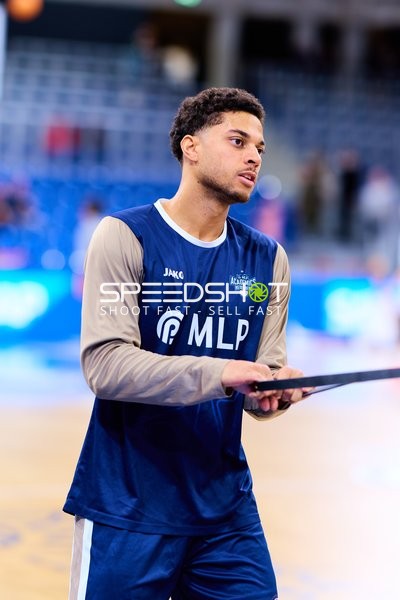 Kevin McClain (3; MLP Academics Heidelberg) bereitet sich vor