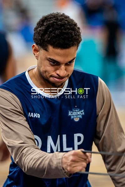 Kevin McClain (3; MLP Academics Heidelberg) beim Aufwärmen