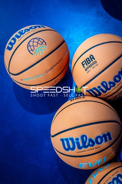 Basketballs auf blauem Boden