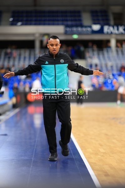 Schiedsrichter gibt Zeichen