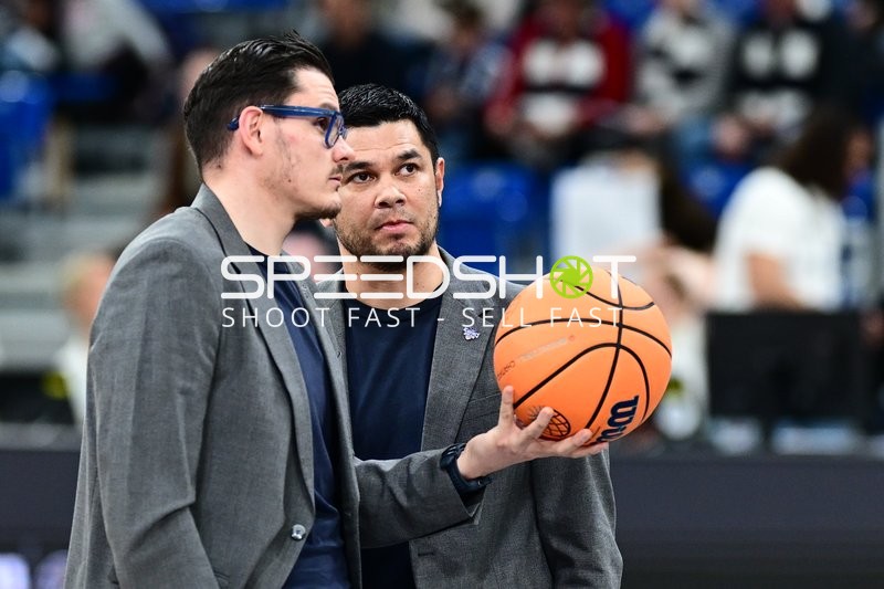 Coaches mit Basketball in der Halle