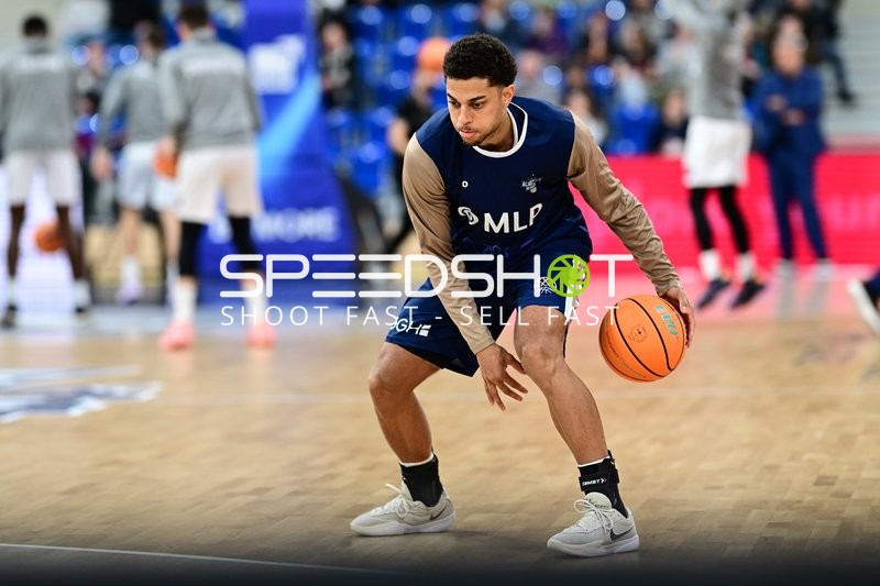 Kevin McClain (3; MLP Academics Heidelberg) mit Ball