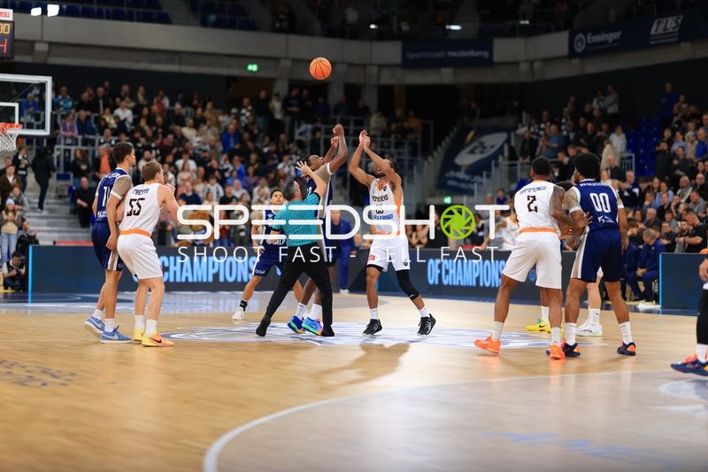 Sprungball mit Kevin McClain (3; MLP Academics Heidelberg)