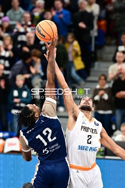 Antonios Karagiannidis (29; Promitheas Patras Vikos Cola) und Osun Osunniyi (12; MLP Academics Heidelberg) kämpfen um den Ball