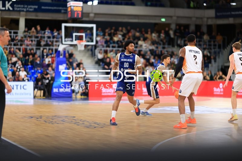 Spielszene mit Marcus Weathers (00; MLP Academics Heidelberg) und Samuell Williamson (10; MLP Academics Heidelberg)