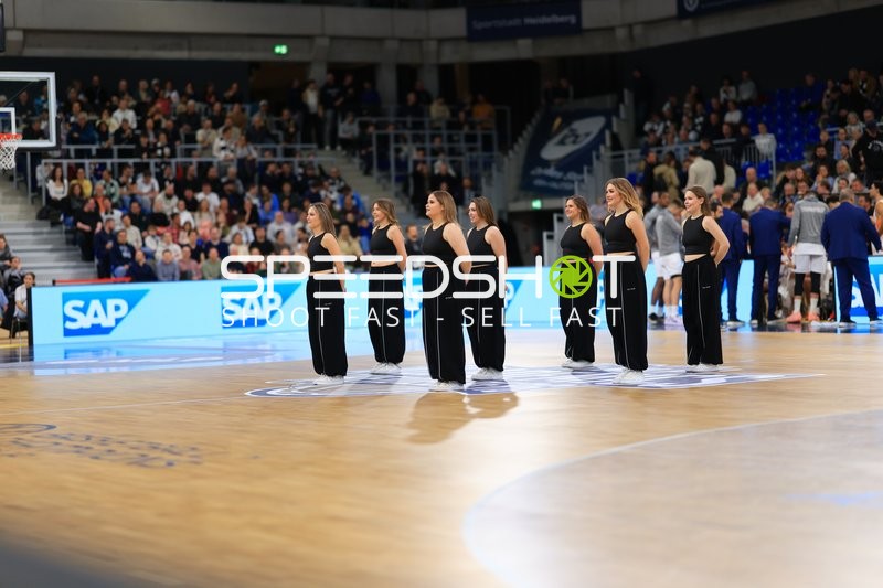 Szene mit Cheerleaderinnen im SNP-Dome