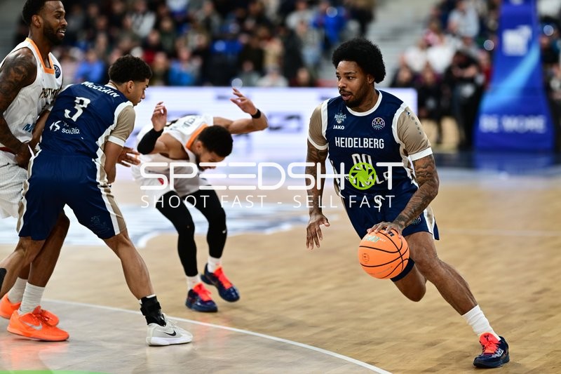 Spielszene mit Leyton Hammonds (2; Promitheas Patras Vikos Cola) und Marcus Weathers (00; MLP Academics Heidelberg)