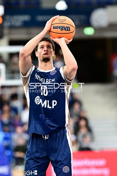 Samuell Williamson (10; MLP Academics Heidelberg) bereitet Wurf vor