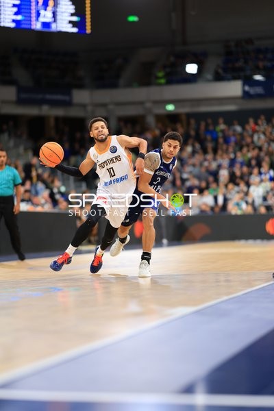 Basketball Champions League: Aktion mit Spielern von MLP Academics Heidelberg und Promitheas Patras Vikos Cola