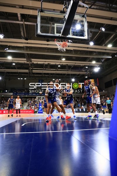 Basketball-Situation mit Spielern von MLP Academics Heidelberg und Promitheas Patras Vikos Cola