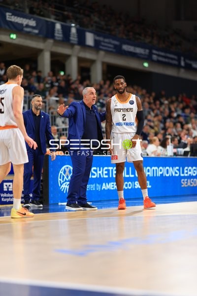 Georgios Limniatis (999, Promitheas Patras Vikos Cola) spricht mit Leyton Hammonds (2; Promitheas Patras Vikos Cola)