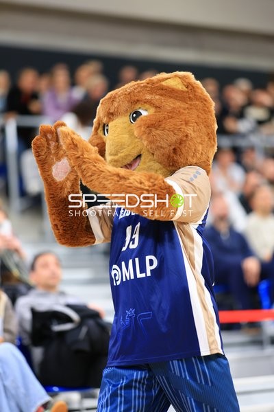 Maskottchen von MLP Academics Heidelberg klatscht in die Hände