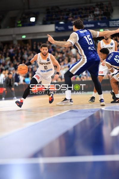 Kendale McCullum (10; Promitheas Patras Vikos Cola) mit Ball