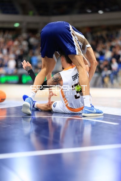 Basketball-Situation mit Spielern von MLP Academics Heidelberg und Promitheas Patras Vikos Cola