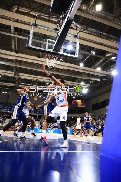 Spielszene mit Claudell Harris Jr (0; Promitheas Patras Vikos Cola) und Kevin McClain (3; MLP Academics Heidelberg)