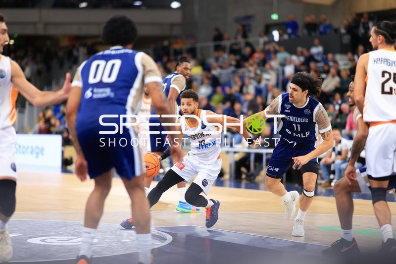 Spielszene mit Erol Ersek (11; MLP Academics Heidelberg) und Kendale McCullum (10; Promitheas Patras Vikos Cola)