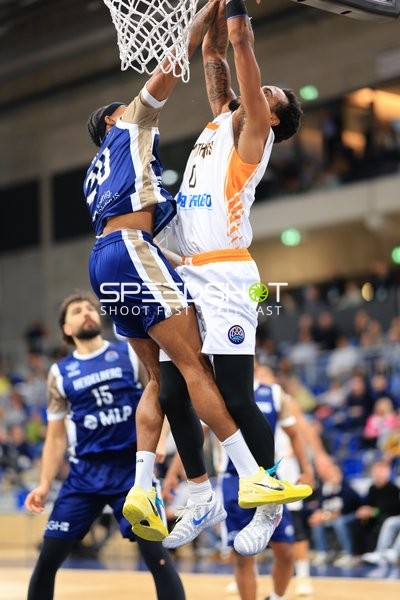 Spielszene mit (20; Weathers Michael) MLP Academics Heidelberg und Athanasios Bazinas (7; Promitheas Patras Vikos Cola)