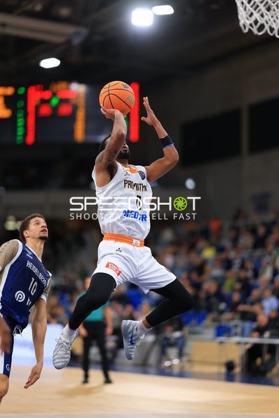 Claudell Harris Jr (0; Promitheas Patras Vikos Cola) mit Ball, Samuell Williamson (10; MLP Academics Heidelberg) verteidigt